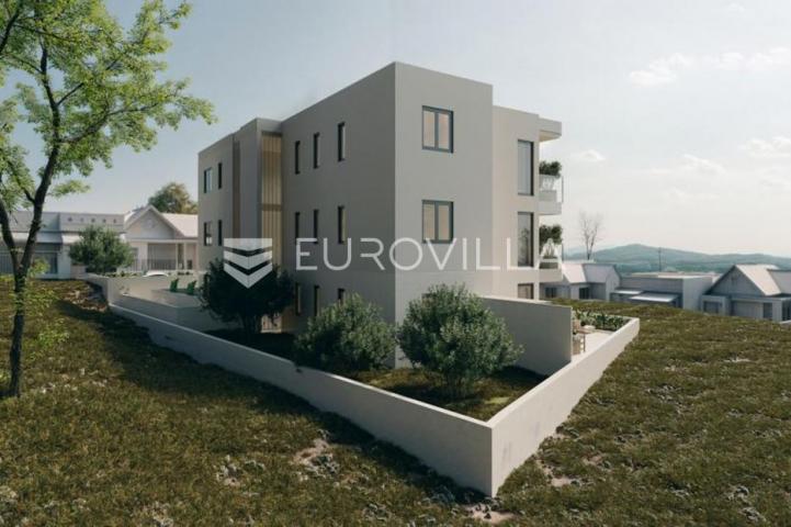 Bol na Braču -  luksuzan stan s vrtom u prizemlju novogradnje