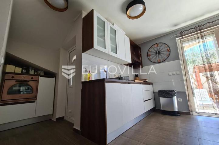 Zadar, Privlaka, moderna kuća sa tri apartmana u blizini mora