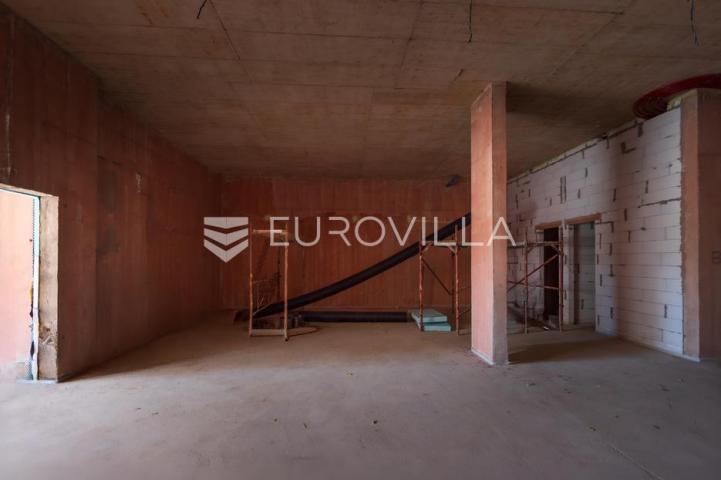 Krk, Njivice, trosoban stan u novogradnji s bazenom površine 91.98 m²