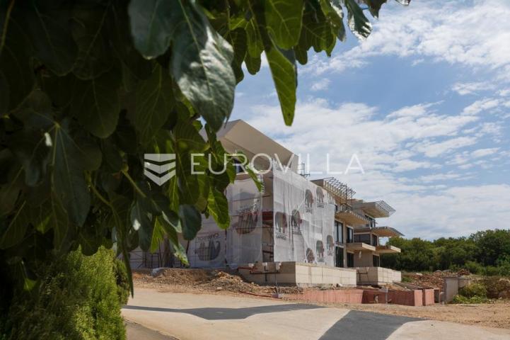 Krk, Njivice, trosoban stan u novogradnji s bazenom površine 91.98 m²