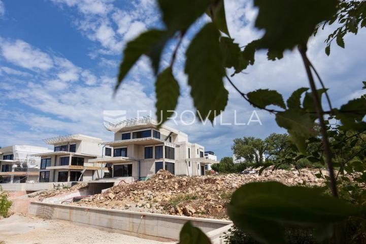 Krk, Njivice, trosoban stan u novogradnji s bazenom površine 91.98 m²