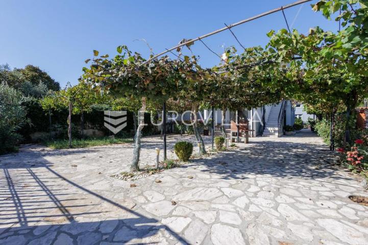 Istra, Pula, kuća s dva stana