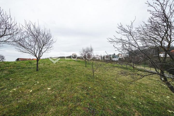 Zagreb, Gajnice, građevinsko zemljište sa starom kućom 6432 m2