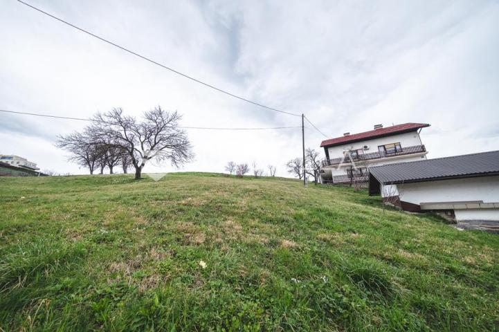 Zagreb, Gajnice, građevinsko zemljište sa starom kućom 6432 m2
