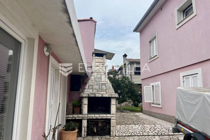Istra, Pula, apartmanska kuća sa 7 apartmana - blizu Arene
