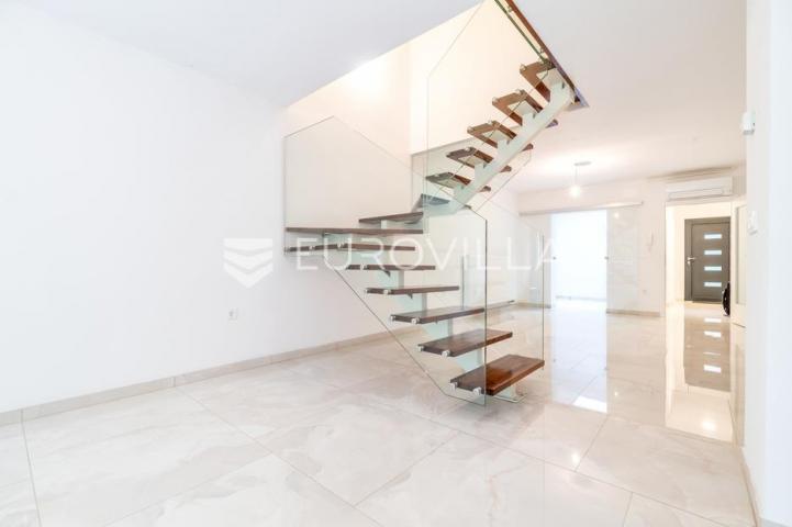 Zagreb, Maksimir, novouređena trosobna kuća 120 m² s garažom i vrtom