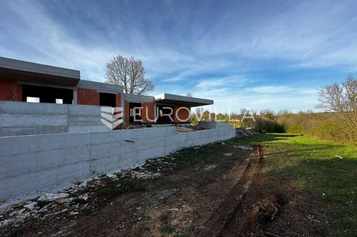 Istra, Tinjan, dvojne prizemnice sa bazenima na velikoj okućnici
