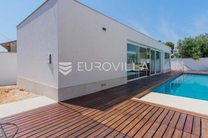 Istra, Poreč, unikatna dizajnerska vila s dodatnim apartmanom, wellnessom i grijanim bazenom