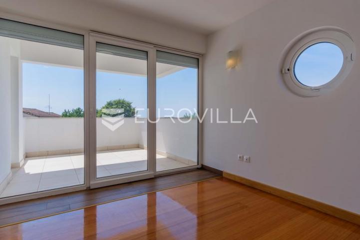Istra, Poreč, unikatna dizajnerska vila s dodatnim apartmanom, wellnessom i grijanim bazenom