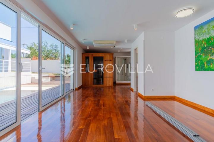 Istra, Poreč, unikatna dizajnerska vila s dodatnim apartmanom, wellnessom i grijanim bazenom