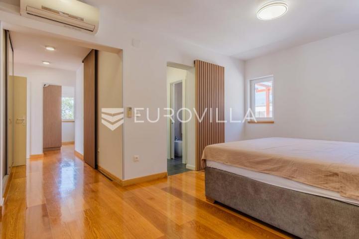 Istra, Poreč, unikatna dizajnerska vila s dodatnim apartmanom, wellnessom i grijanim bazenom