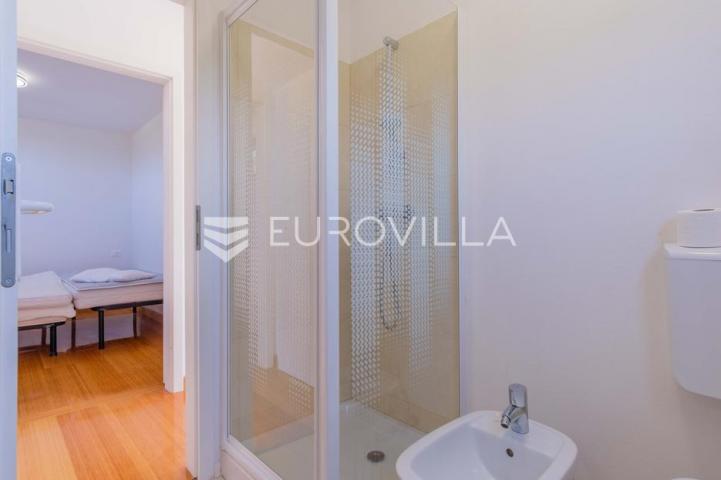 Istra, Poreč, unikatna dizajnerska vila s dodatnim apartmanom, wellnessom i grijanim bazenom
