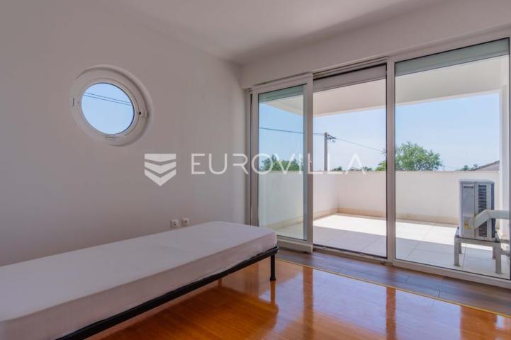 Istra, Poreč, unikatna dizajnerska vila s dodatnim apartmanom, wellnessom i grijanim bazenom