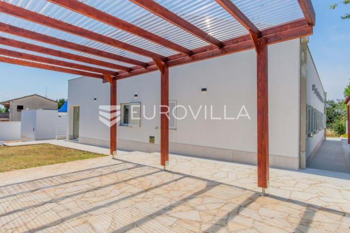 Istra, Poreč, unikatna dizajnerska vila s dodatnim apartmanom, wellnessom i grijanim bazenom