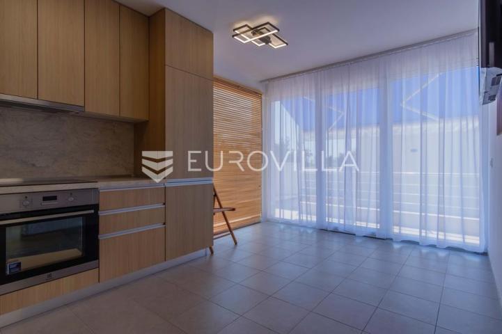 Istra, Poreč, unikatna dizajnerska vila s dodatnim apartmanom, wellnessom i grijanim bazenom