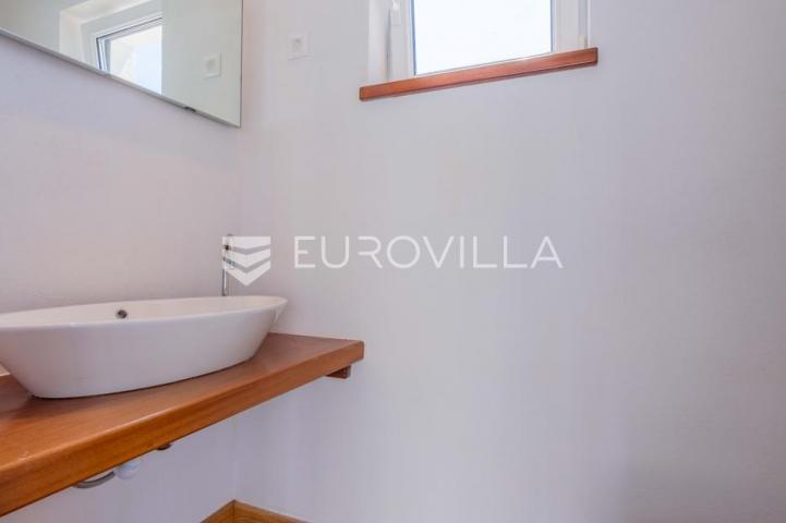 Istra, Poreč, unikatna dizajnerska vila s dodatnim apartmanom, wellnessom i grijanim bazenom