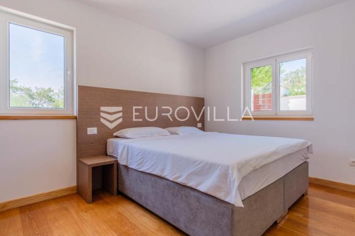 Istra, Poreč, unikatna dizajnerska vila s dodatnim apartmanom, wellnessom i grijanim bazenom