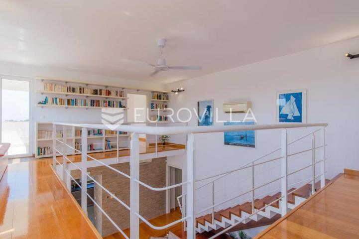 Istra, Poreč, unikatna dizajnerska vila s dodatnim apartmanom, wellnessom i grijanim bazenom
