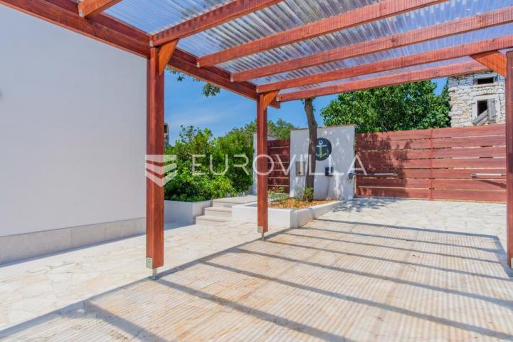 Istra, Poreč, unikatna dizajnerska vila s dodatnim apartmanom, wellnessom i grijanim bazenom