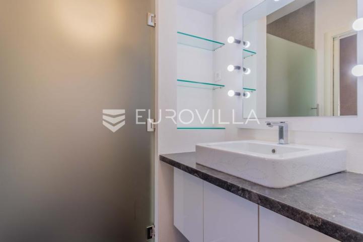 Istra, Poreč, unikatna dizajnerska vila s dodatnim apartmanom, wellnessom i grijanim bazenom