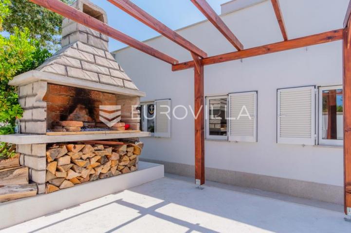 Istra, Poreč, unikatna dizajnerska vila s dodatnim apartmanom, wellnessom i grijanim bazenom