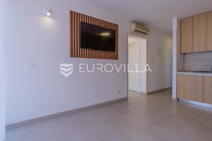 Istra, Poreč, unikatna dizajnerska vila s dodatnim apartmanom, wellnessom i grijanim bazenom