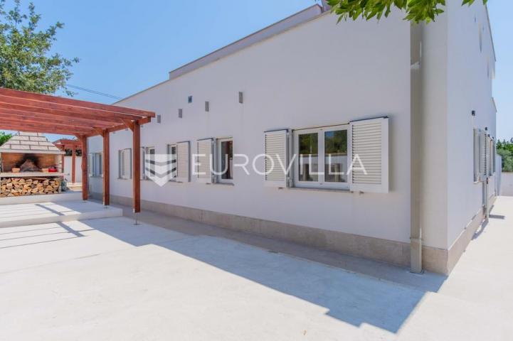 Istra, Poreč, unikatna dizajnerska vila s dodatnim apartmanom, wellnessom i grijanim bazenom