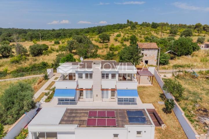 Istra, Poreč, unikatna dizajnerska vila s dodatnim apartmanom, wellnessom i grijanim bazenom