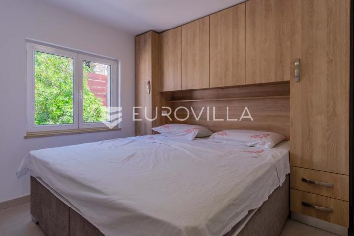 Istra, Poreč, unikatna dizajnerska vila s dodatnim apartmanom, wellnessom i grijanim bazenom