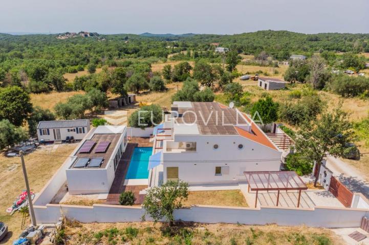 Istra, Poreč, unikatna dizajnerska vila s dodatnim apartmanom, wellnessom i grijanim bazenom