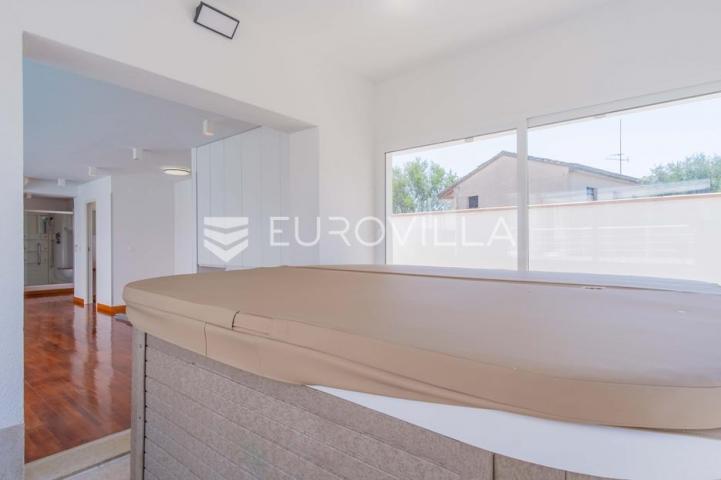 Istra, Poreč, unikatna dizajnerska vila s dodatnim apartmanom, wellnessom i grijanim bazenom