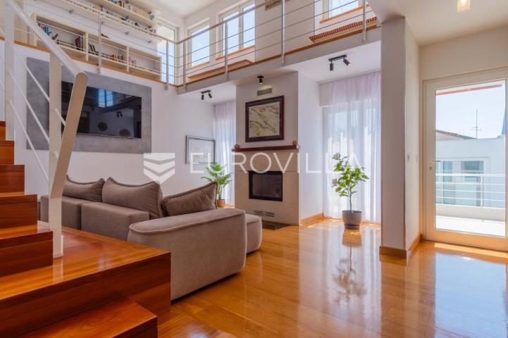 Istra, Poreč, unikatna dizajnerska vila s dodatnim apartmanom, wellnessom i grijanim bazenom