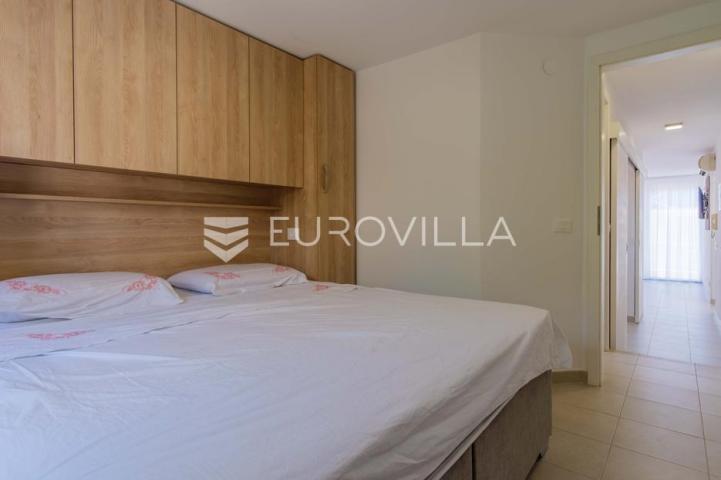 Istra, Poreč, unikatna dizajnerska vila s dodatnim apartmanom, wellnessom i grijanim bazenom