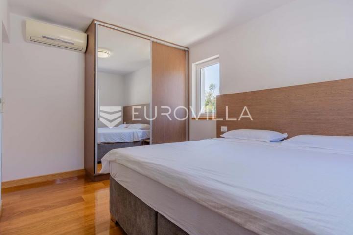Istra, Poreč, unikatna dizajnerska vila s dodatnim apartmanom, wellnessom i grijanim bazenom
