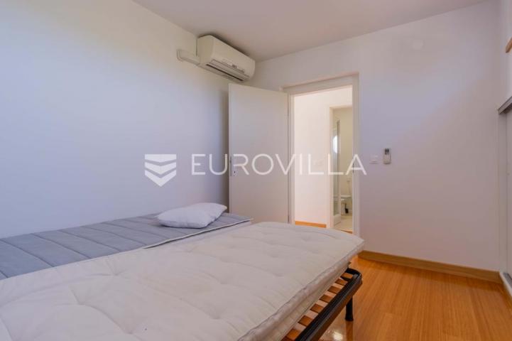 Istra, Poreč, unikatna dizajnerska vila s dodatnim apartmanom, wellnessom i grijanim bazenom