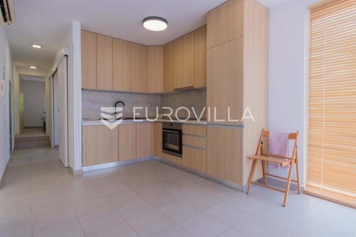 Istra, Poreč, unikatna dizajnerska vila s dodatnim apartmanom, wellnessom i grijanim bazenom