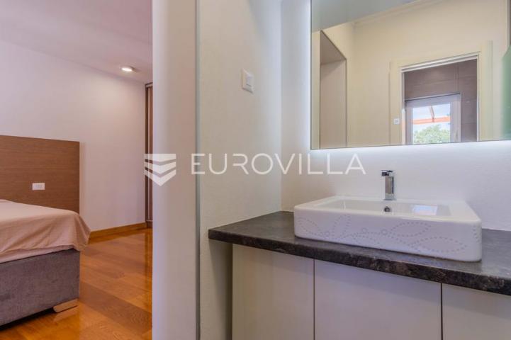 Istra, Poreč, unikatna dizajnerska vila s dodatnim apartmanom, wellnessom i grijanim bazenom
