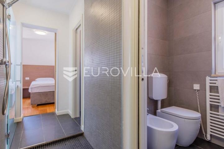 Istra, Poreč, unikatna dizajnerska vila s dodatnim apartmanom, wellnessom i grijanim bazenom