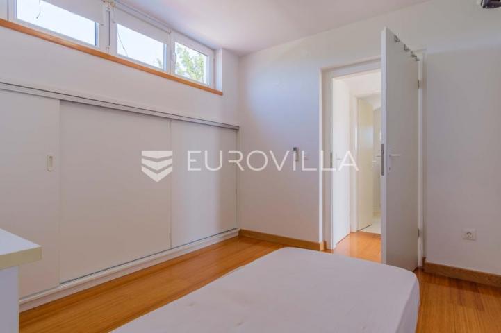 Istra, Poreč, unikatna dizajnerska vila s dodatnim apartmanom, wellnessom i grijanim bazenom