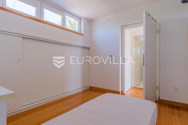 Istra, Poreč, unikatna dizajnerska vila s dodatnim apartmanom, wellnessom i grijanim bazenom