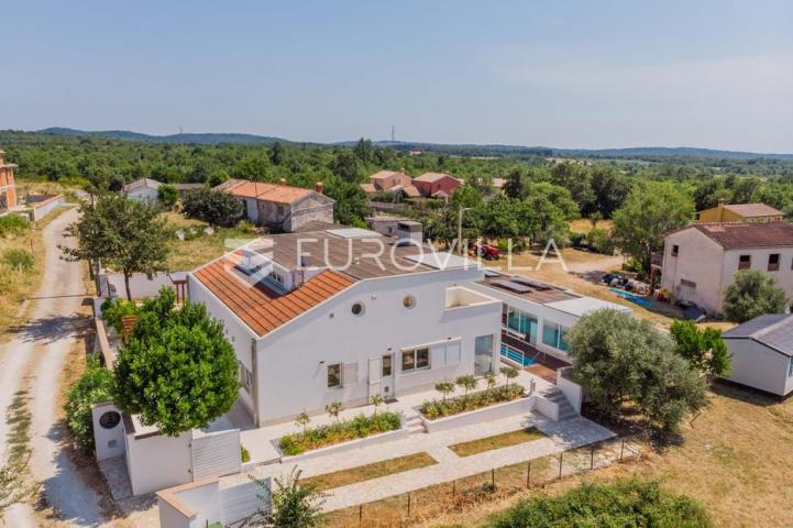 Istra, Poreč, unikatna dizajnerska vila s dodatnim apartmanom, wellnessom i grijanim bazenom