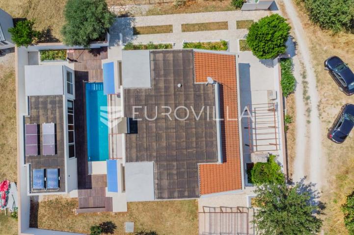 Istra, Poreč, unikatna dizajnerska vila s dodatnim apartmanom, wellnessom i grijanim bazenom