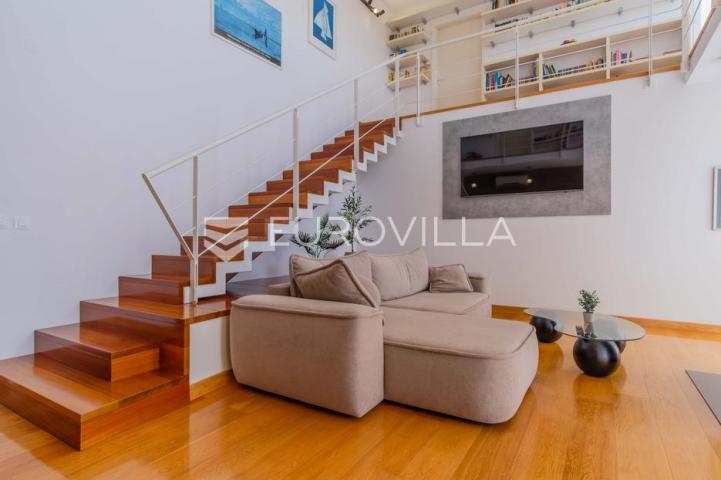 Istra, Poreč, unikatna dizajnerska vila s dodatnim apartmanom, wellnessom i grijanim bazenom