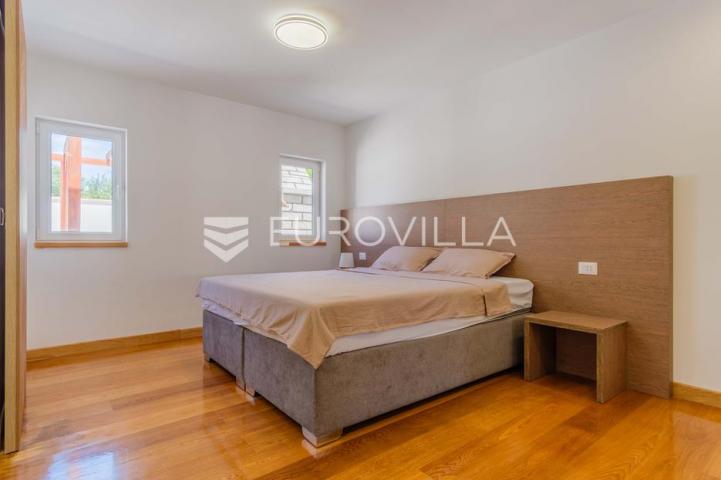 Istra, Poreč, unikatna dizajnerska vila s dodatnim apartmanom, wellnessom i grijanim bazenom