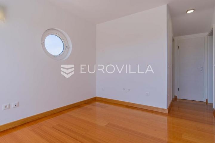 Istra, Poreč, unikatna dizajnerska vila s dodatnim apartmanom, wellnessom i grijanim bazenom