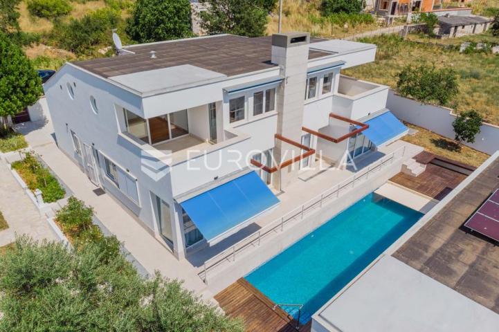 Istra, Poreč, unikatna dizajnerska vila s dodatnim apartmanom, wellnessom i grijanim bazenom