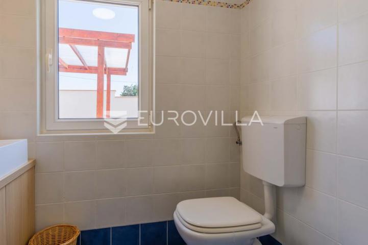 Istra, Poreč, unikatna dizajnerska vila s dodatnim apartmanom, wellnessom i grijanim bazenom