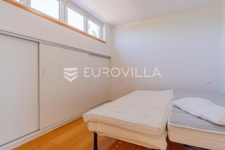 Istra, Poreč, unikatna dizajnerska vila s dodatnim apartmanom, wellnessom i grijanim bazenom