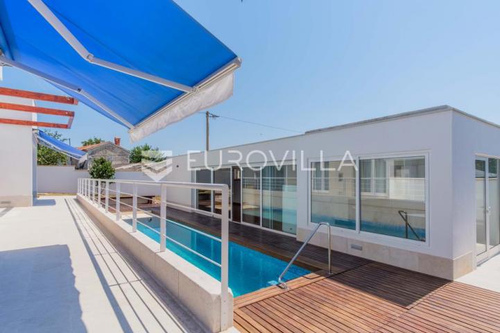 Istra, Poreč, unikatna dizajnerska vila s dodatnim apartmanom, wellnessom i grijanim bazenom