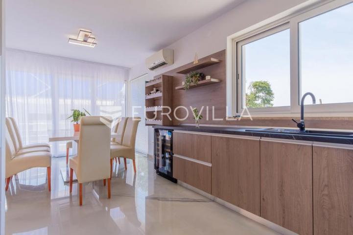 Istra, Poreč, unikatna dizajnerska vila s dodatnim apartmanom, wellnessom i grijanim bazenom